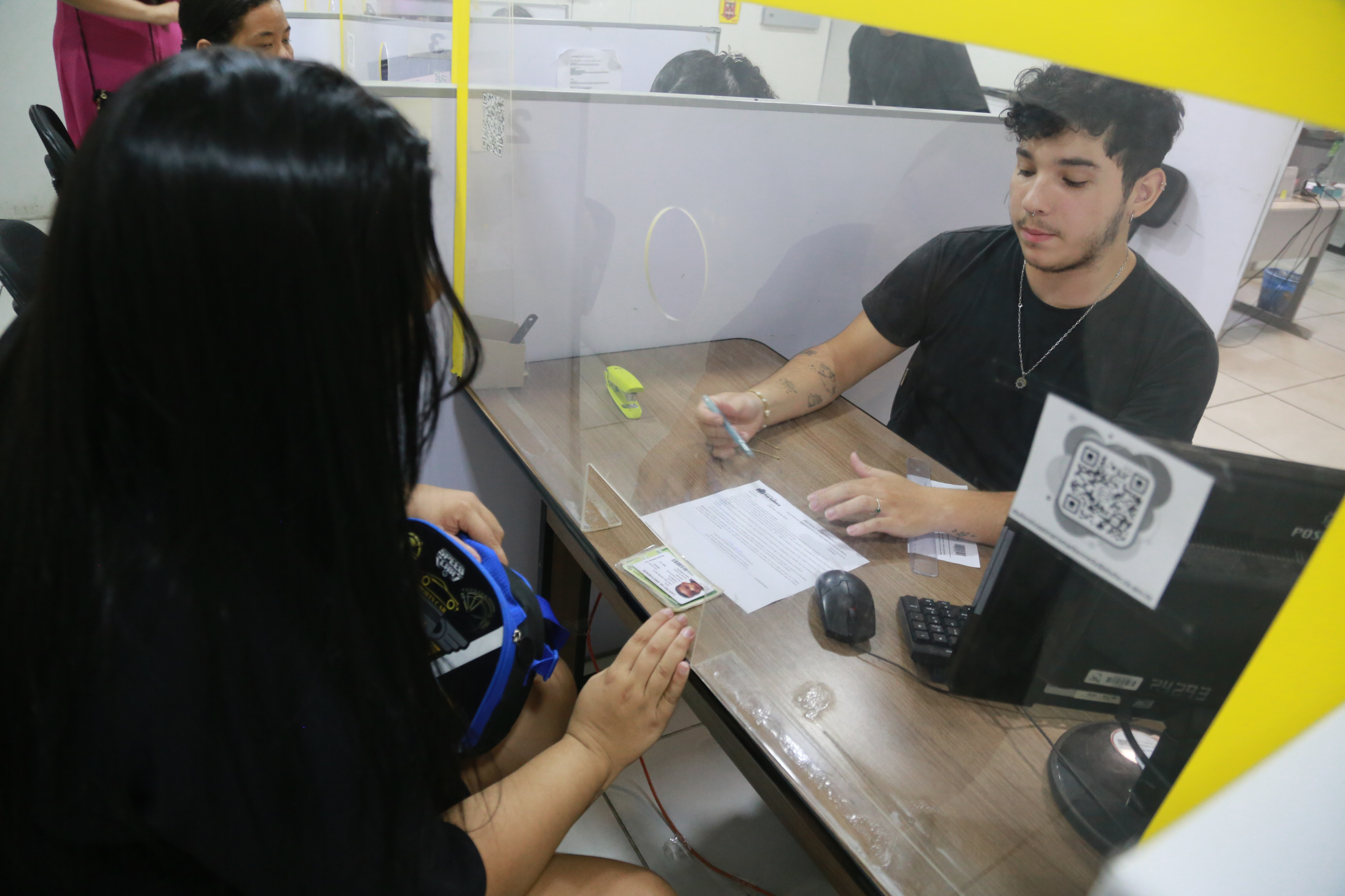 jovem sendo atendido numa cabine da Etufor